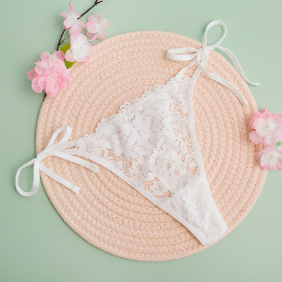 Női csipketangák nyakkendővel