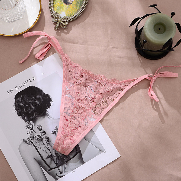 Női csipketangák nyakkendővel