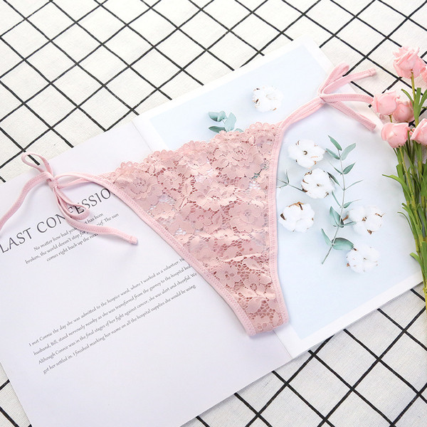 Női csipketangák nyakkendővel