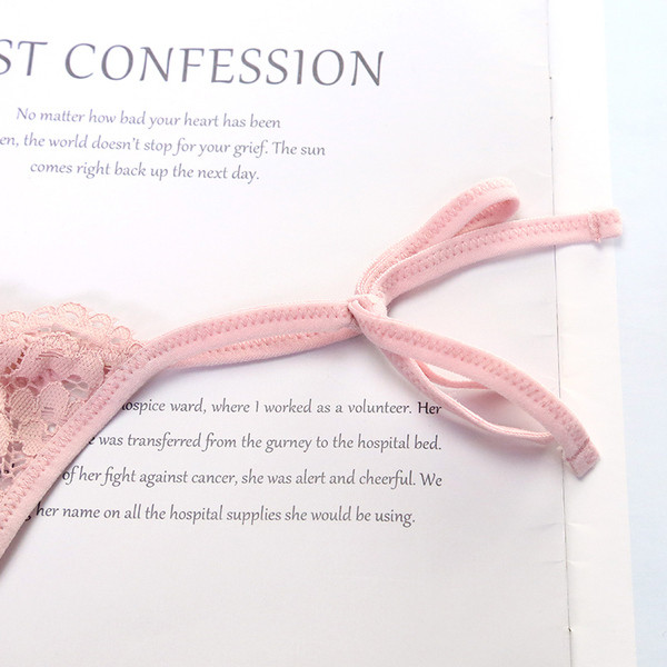 Női csipketangák nyakkendővel