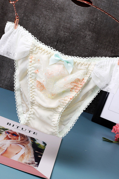 Női bikini szalaggal