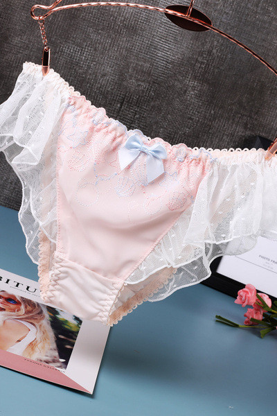 Modern női bikini szalaggal és csipkével