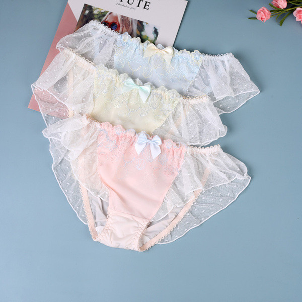 Modern női bikini szalaggal és csipkével