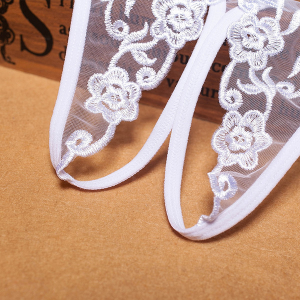 Σύγχρονα γυναικεία στρινγκ με κομμένο μέρος και κεντήματα