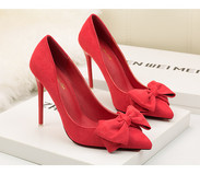 Elegáns női cipő eco velúrból és szalagból