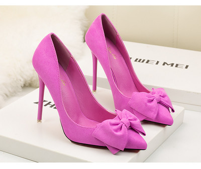 Elegáns női cipő eco velúrból és szalagból