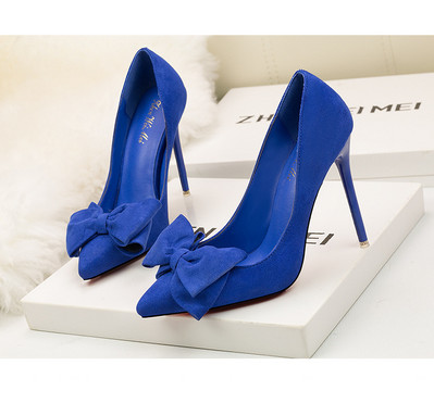 Elegáns női cipő eco velúrból és szalagból