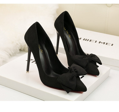 Elegáns női cipő eco velúrból és szalagból