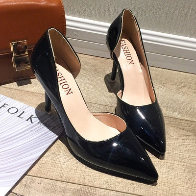 Elegáns női cipő hegyes modell vékony sarokkal