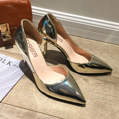 Elegáns női cipő hegyes modell vékony sarokkal