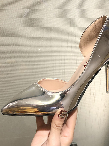 Elegáns női cipő hegyes modell vékony sarokkal