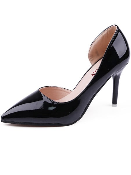 Elegáns női cipő hegyes modell vékony sarokkal