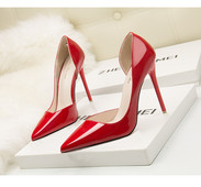 Elegáns női lakkcipő ökobőrből