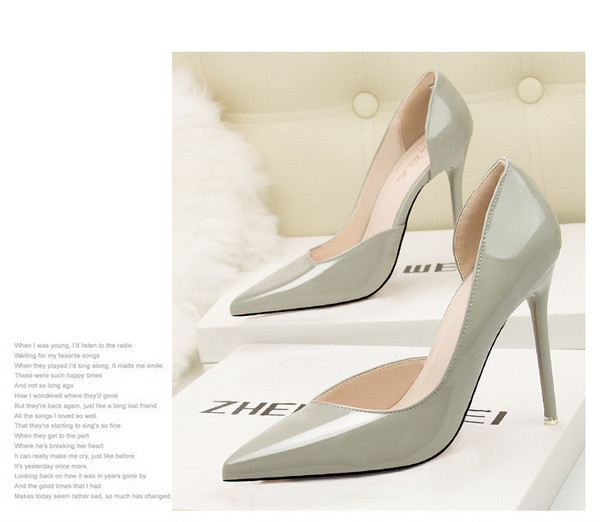 Elegáns női lakkcipő ökobőrből