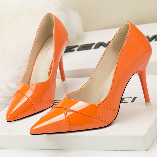 Női lakkcipő hegyes modell