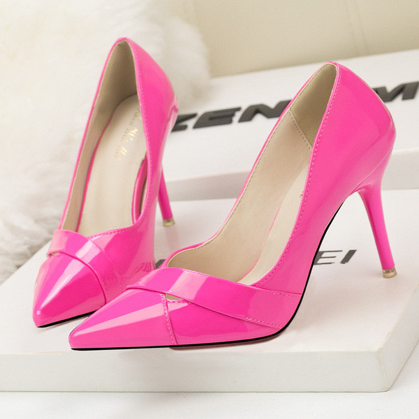 Női lakkcipő hegyes modell
