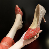 Vékony sarkú, fényes női cipő