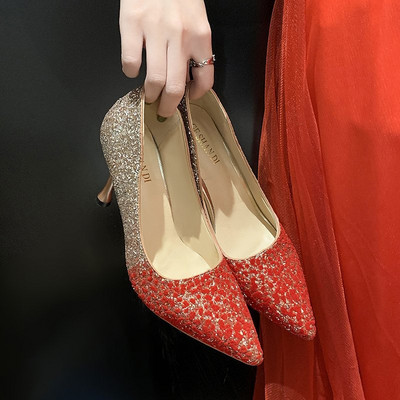 Vékony sarkú, fényes női cipő