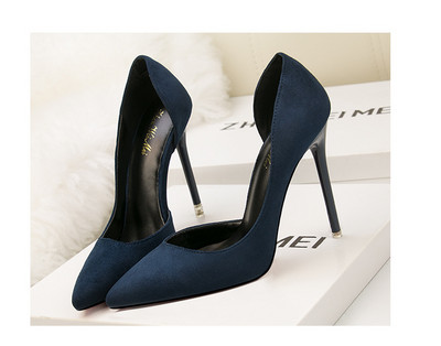 Elegáns női cipő eco velúr hegyes modellből