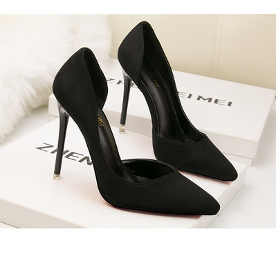 Elegáns női cipő eco velúr hegyes modellből