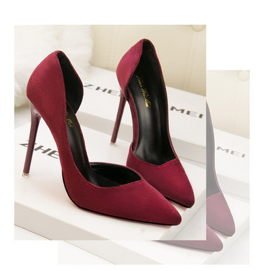 Elegáns női cipő eco velúr hegyes modellből