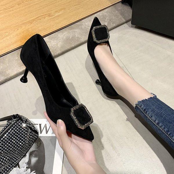 Női fekete cipő 6 vagy 9 cm sarokmagassággal