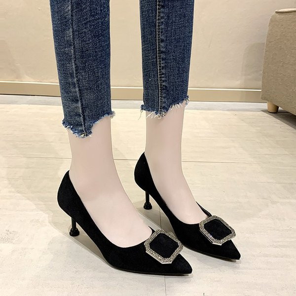 Női fekete cipő 6 vagy 9 cm sarokmagassággal