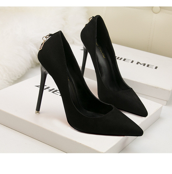 Női hegyes cipő öko velúrból és fém díszítéssel