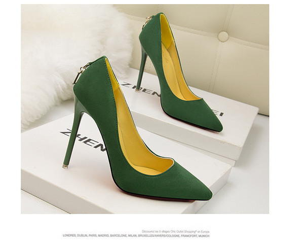 Női hegyes cipő öko velúrból és fém díszítéssel