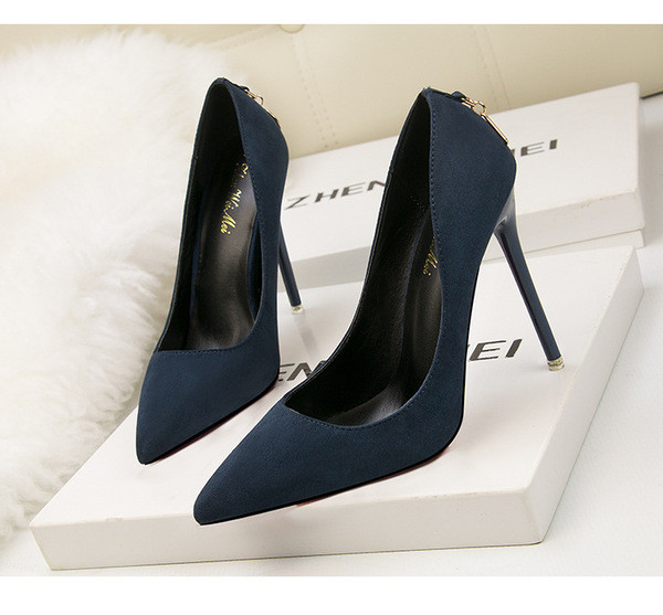 Női hegyes cipő öko velúrból és fém díszítéssel