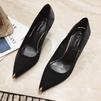 Aktuális női cipő műbőrből, vékony sarkú