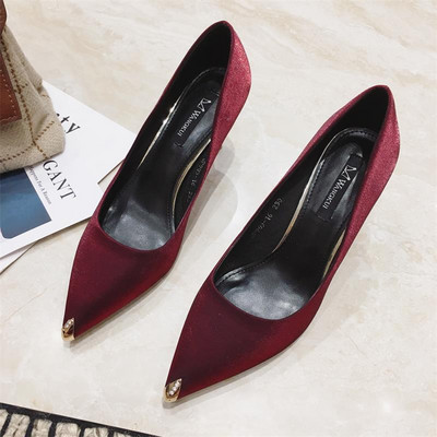 Aktuális női cipő műbőrből, vékony sarkú