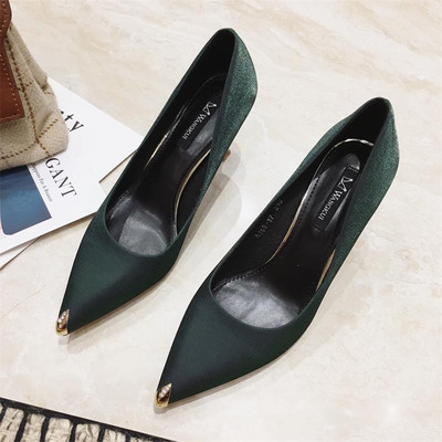 Aktuális női cipő műbőrből, vékony sarkú