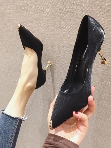 Aktuális női cipő műbőrből, vékony sarkú