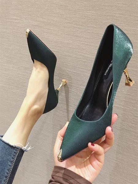 Aktuális női cipő műbőrből, vékony sarkú