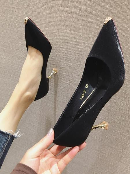 Aktuális női cipő műbőrből, vékony sarkú