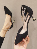 Modern női cipő hegyes modell, csattal