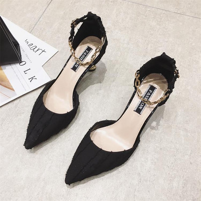 Modern női cipő hegyes modell, csattal