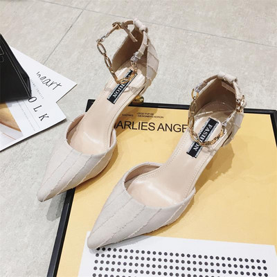 Modern női cipő hegyes modell, csattal