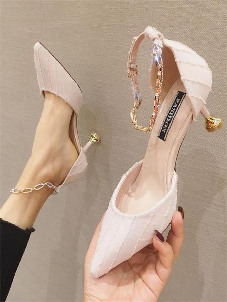 Modern női cipő hegyes modell, csattal