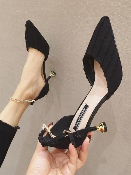 Modern női cipő hegyes modell, csattal