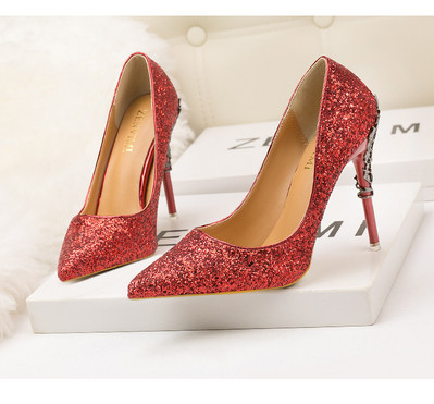 Elegáns női cipő magassarkúval és 3D elemmel