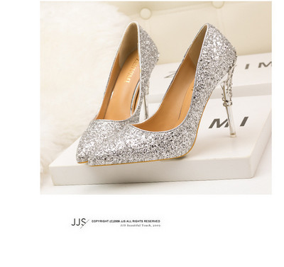 Elegáns női cipő magassarkúval és 3D elemmel