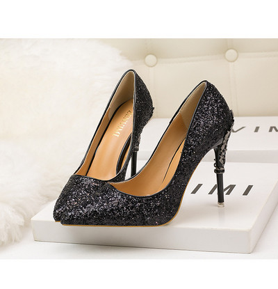 Elegáns női cipő magassarkúval és 3D elemmel