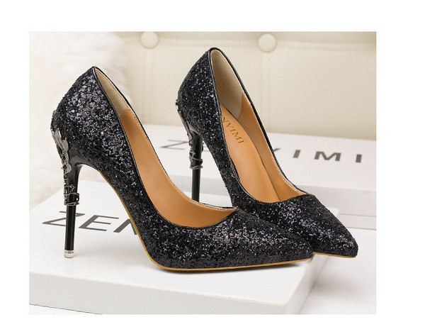 Elegáns női cipő magassarkúval és 3D elemmel