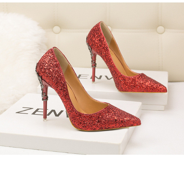 Elegáns női cipő magassarkúval és 3D elemmel