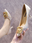 Női cipő magassarkúval és fém elemmel