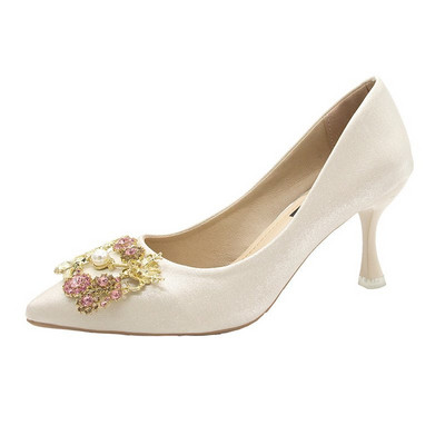 Női cipő magassarkúval és fém elemmel