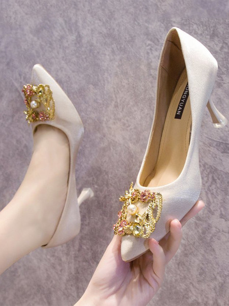 Női cipő magassarkúval és fém elemmel