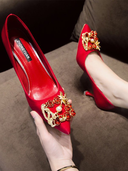 Női cipő magassarkúval és fém elemmel